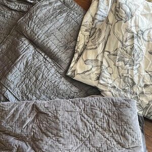 Pottery Barn Gray and Cream Floral Bedspread and Quilt Set